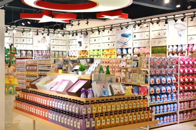 现在的10元精品店一般主要销售的产品为百货种类,一般包含精品包饰